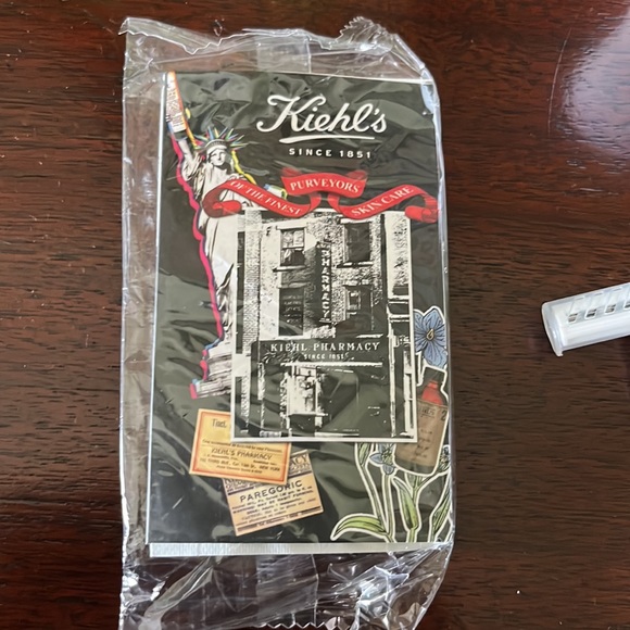 Kiehl's for Delta travel pouch with 10 items - Picture 7 of 14